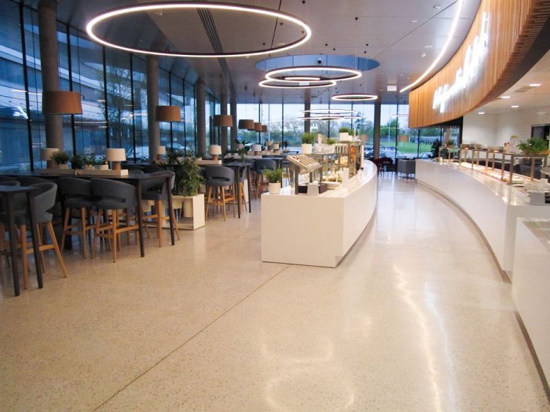  - Mondéco Classic to posadzka wykonywana z barwionej żywicy epoksydowej i kruszywa marmurowego