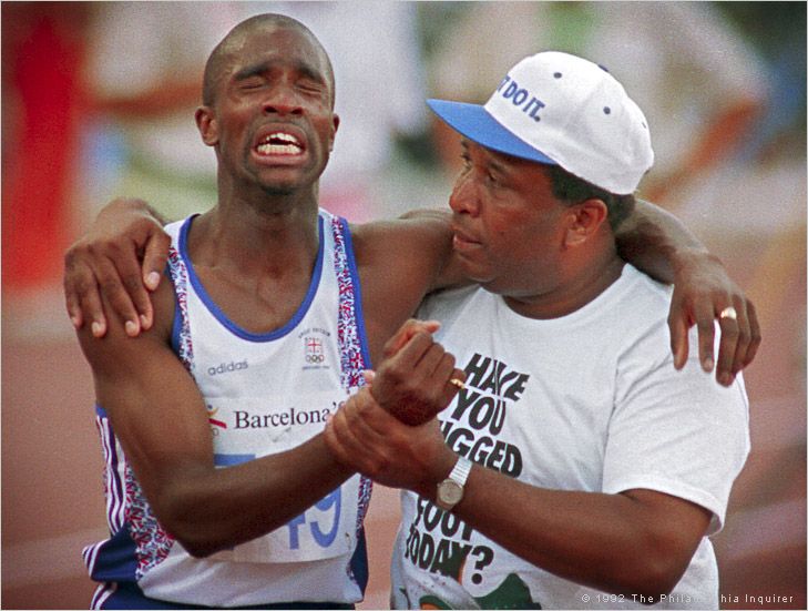  - Derek Redmond podczas Igrzysk Olimpijskich w Barcelonie w 1992 r., fot. running.competitor.com