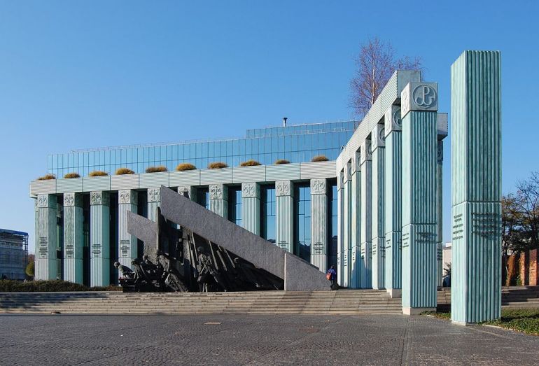 Building of the High Court from Długa Street, © Source: http://pl.wikipedia.org/wiki/Gmach_S%C4%85du_Najwy%C5%BCszego_w_Warszawie, pic by Marcin Białek, license: [CC-BY-SA 3.0 Deed]