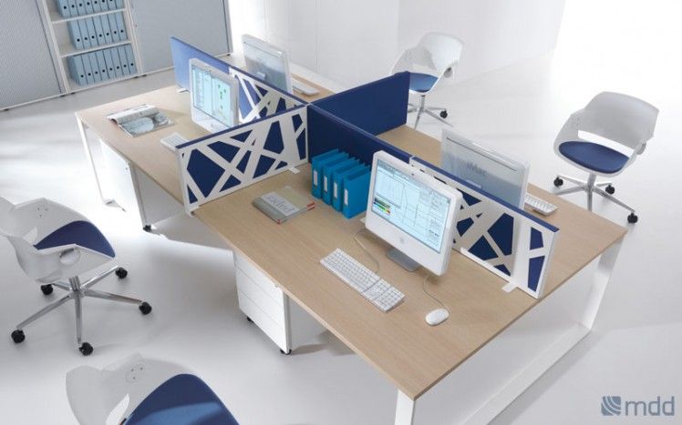  - Duże 4-osobowe biurko jest jednym z popularniejszych rozwiązań w aranżacji open space, fot. Jard Meble biurowe