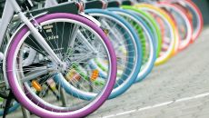 Jeszcze więcej tęczowych rowerów myhive na warszawskich ulicach