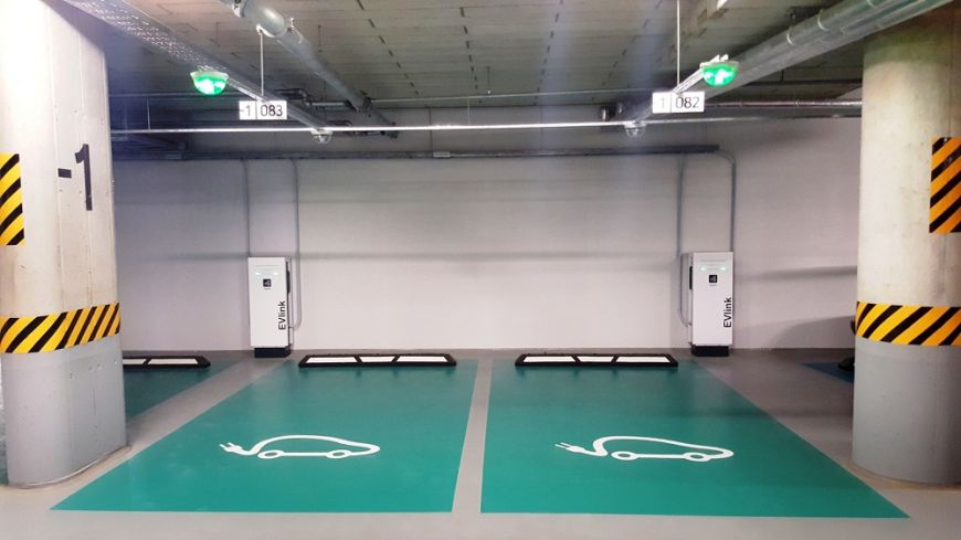  - Trzypoziomowy parking podziemny inwestycji obejmuje największą na Litwie bazę do ładowania samochodów elektrycznych na 35 stanowisk (fot. Flowcrete Polska)