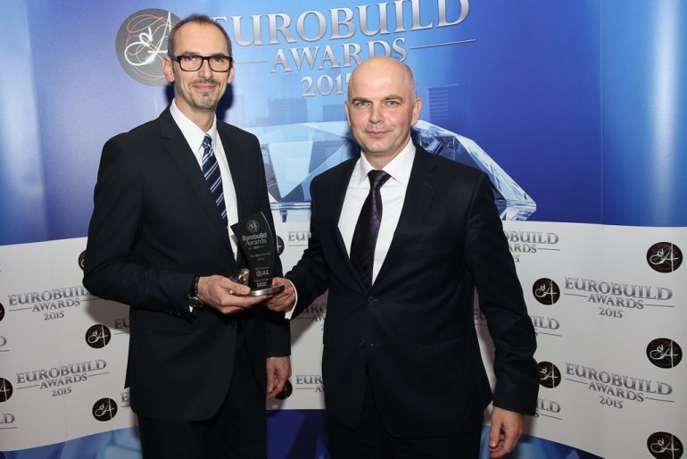 Od lewej: Maciej Brożek, dyr. ds. komercjalizacji, oraz Sławomir Gajewski, prezes spółki Torus, odbierający nagrodę