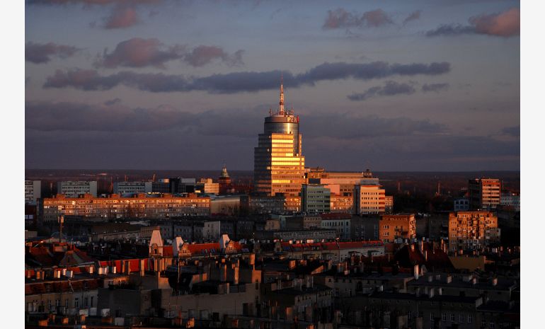 Panorama Szczecina z widocznym kompleksem biurowym Pazim