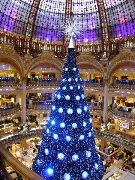  - Christmas tree in Lafayette Gallery in Paris, decorated with Swarovski crystals, source: notatkiniki.blogspot.com