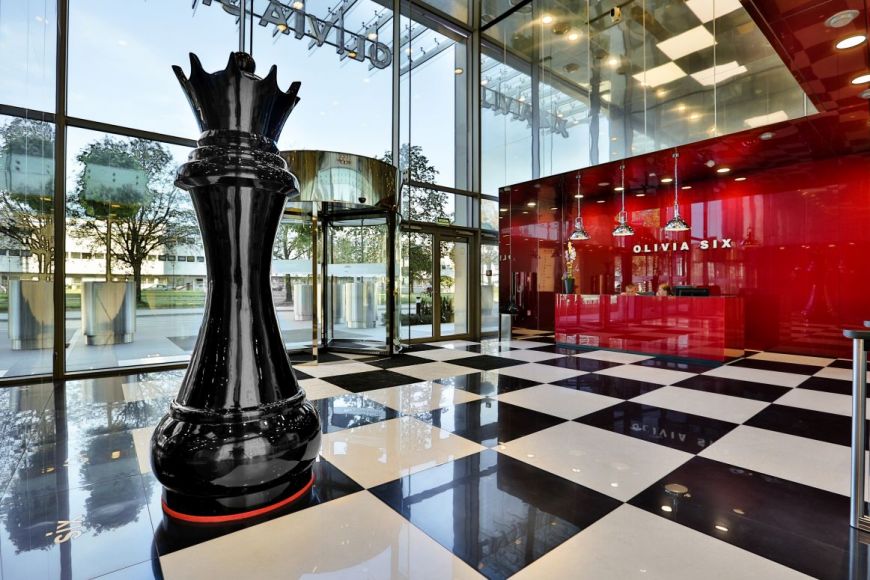  - Hol główny wykonano w formie wielkiej szachownicy z czarnego i mlecznego kamienia