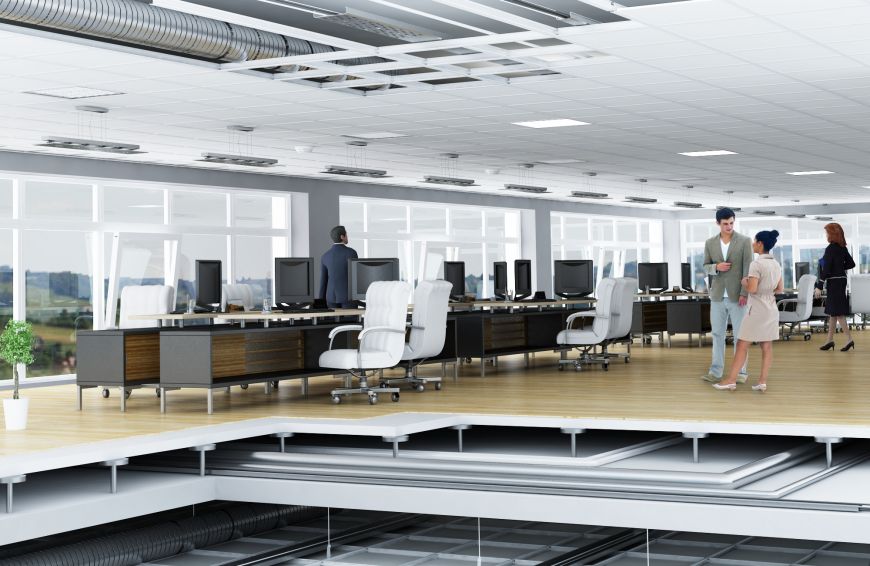  - Niektórzy zatrudnieni w warszawskich firmach preferują pracę w korporacyjnym biurze (na zdjęciu wnętrze biurowca SkyRes), fot. Developres