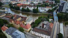 A new complex with offices in a historical granary