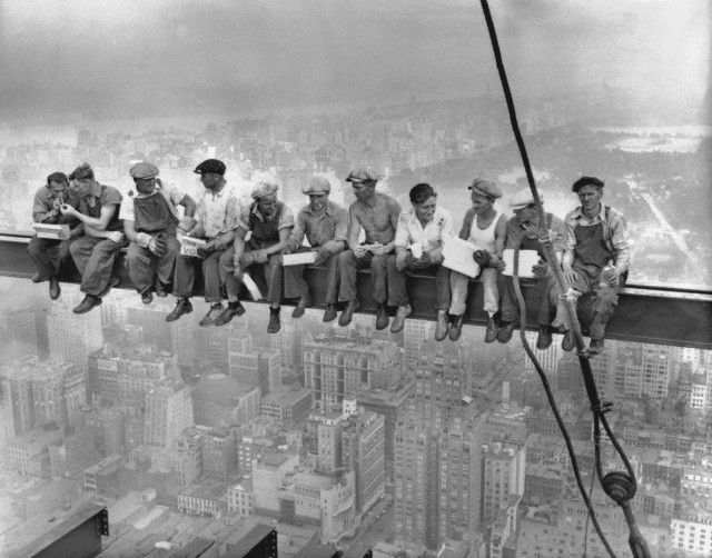  - Lunch atop a Skyscraper - pic from 1932, © Source: en.wikipedia.org/wiki/Lunch_atop_a_Skyscraper, fot. Charles C. Ebbets, licencja: [CC-BY-SA 3.0 Deed]  