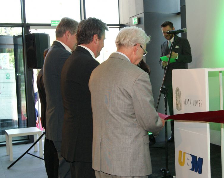  - Uroczyste przecięcie wstęgi, symbolizujące otwarcie budynku