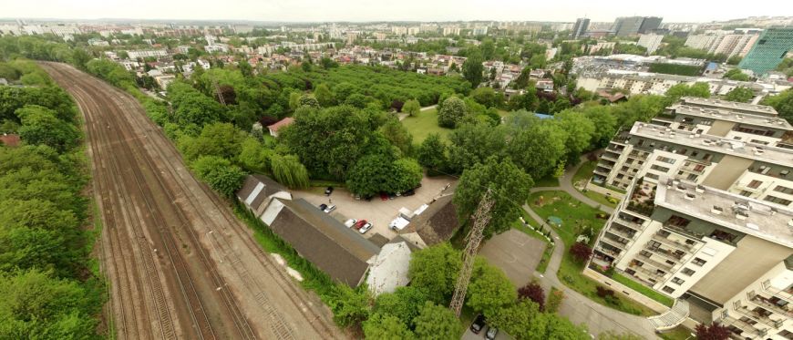  - Nowa Stajnia będzie ulokowana na terenie kilkuhektarowego ogrodu.