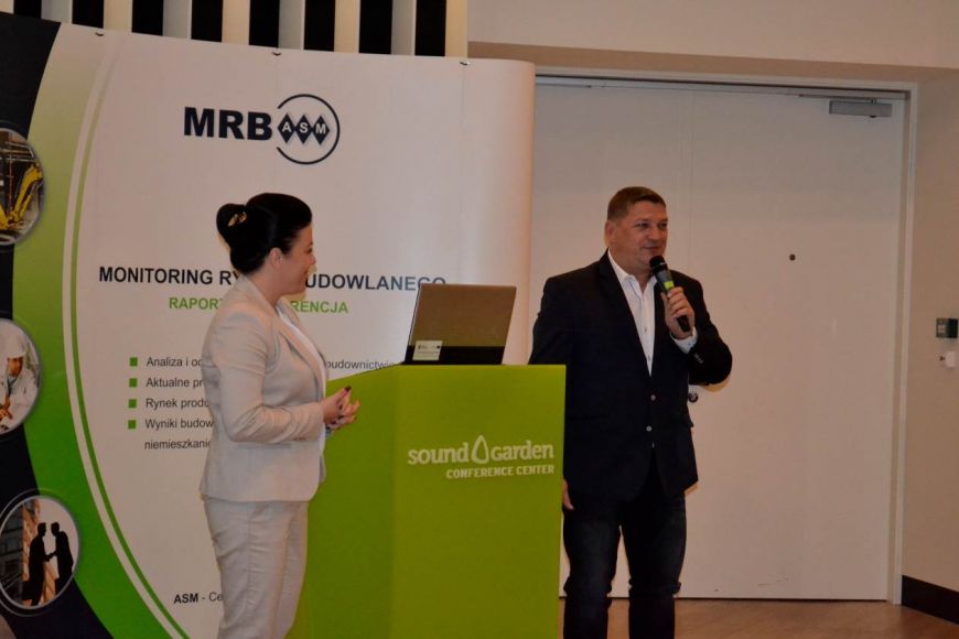  - Małgorzata Walczak-Gomuła and Dariusz Muślewski (Director of International Budma Construction Fairs) concentrated on quality customer care standards and effective distribution